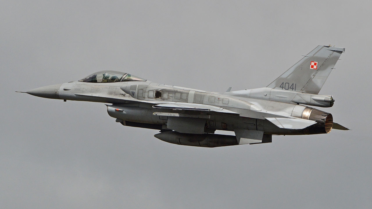 Szef unijnej dyplomacji poinformował, że Polska rozpoczęła szkolenie ukraińskich pilotów na F-16.