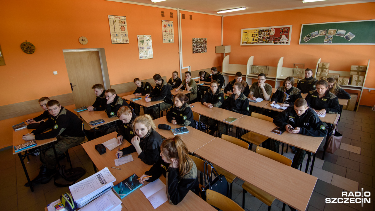 To jedna z pierwszych takich klas w Polsce, a jej uczniowie właśnie rozpoczynają rok szkolny. Młodzież z Liceum Ogólnokształcącego im. Macieja Rataja w podkołobrzeskim Gościnie zaczyna naukę na kierunku technik lotniskowych służb operacyjnych.