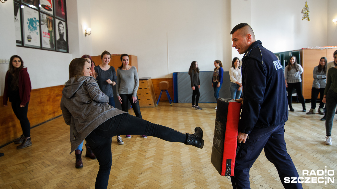Program ministerstwa obrony zakłada osiem bezpłatnych szkoleń praktycznych dla pełnoletnich kobiet, które chcą nauczyć się i rozwijać umiejętności zachowania się w sytuacjach zagrażających ich życiu lub zdrowiu - poinformował resort w wydanym komunikacie.