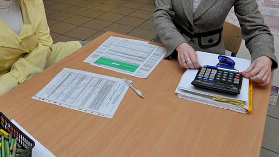 Będzie jeden podatek zamiast trzech: PIT-u oraz składek na ZUS i NFZ - zapowiedział to w rozmowie z Polską Agencją Prasową szef Komitetu Stałego Rady Ministrów Henryk Kowalczyk. Jak dodał, przepisy zaczną obowiązywać od 1 stycznia 2018 roku.