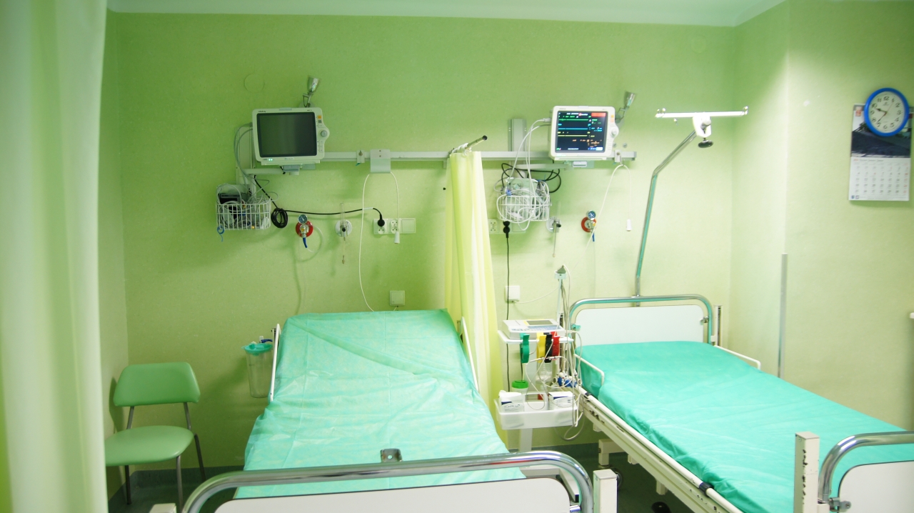 Osiem szpitali w regionie zmniejszyło liczbę łóżek na oddziałach w ciągu ostatniego półrocza. Mniej miejsc dla pacjentów jest między innymi w Stargardzie, Gryficach czy Wojewódzkim Szpitalu Zespolonym w Szczecinie.