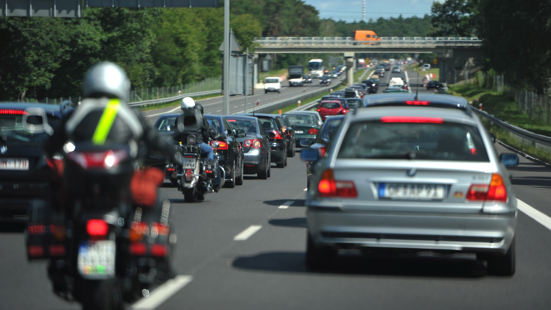 Porozumienie Brukseli z Berlinem w sprawie opłat za korzystanie z niemieckich autostrad przez kierowców samochodów osobowych wywołało protesty.