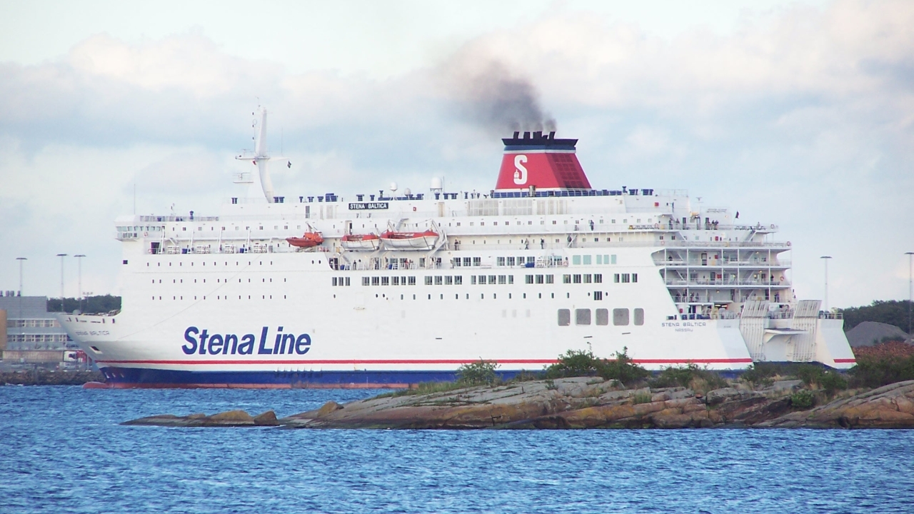 Uszkodzony prom stoi w porcie. Ponad pół tysiąca pasażerów na pokładzie