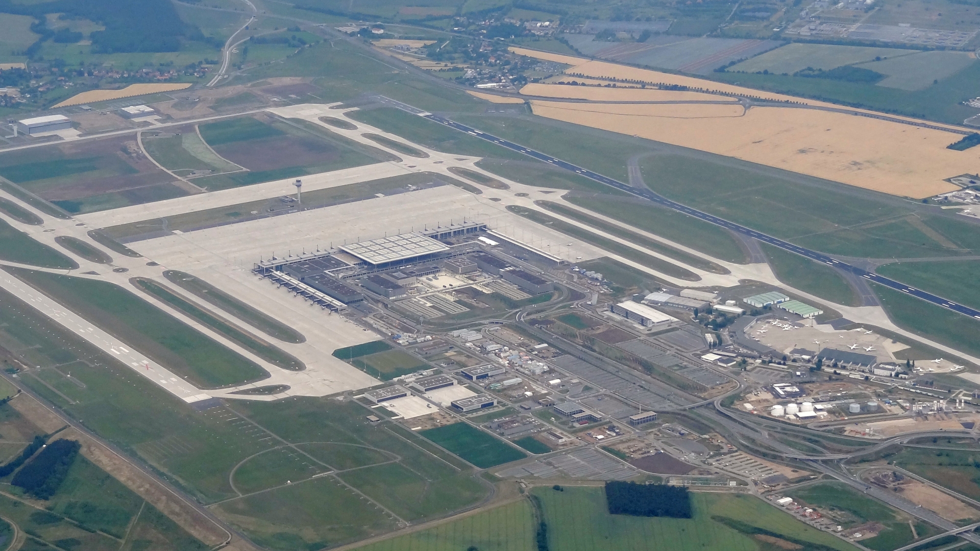 Nowy port lotniczy miał być otwarty sześć lat temu, ale ciągle pojawiały się nowe problemy. Burmistrz Berlina Michael Mller twierdzi, że za rok inwestycja zostanie zakończona.