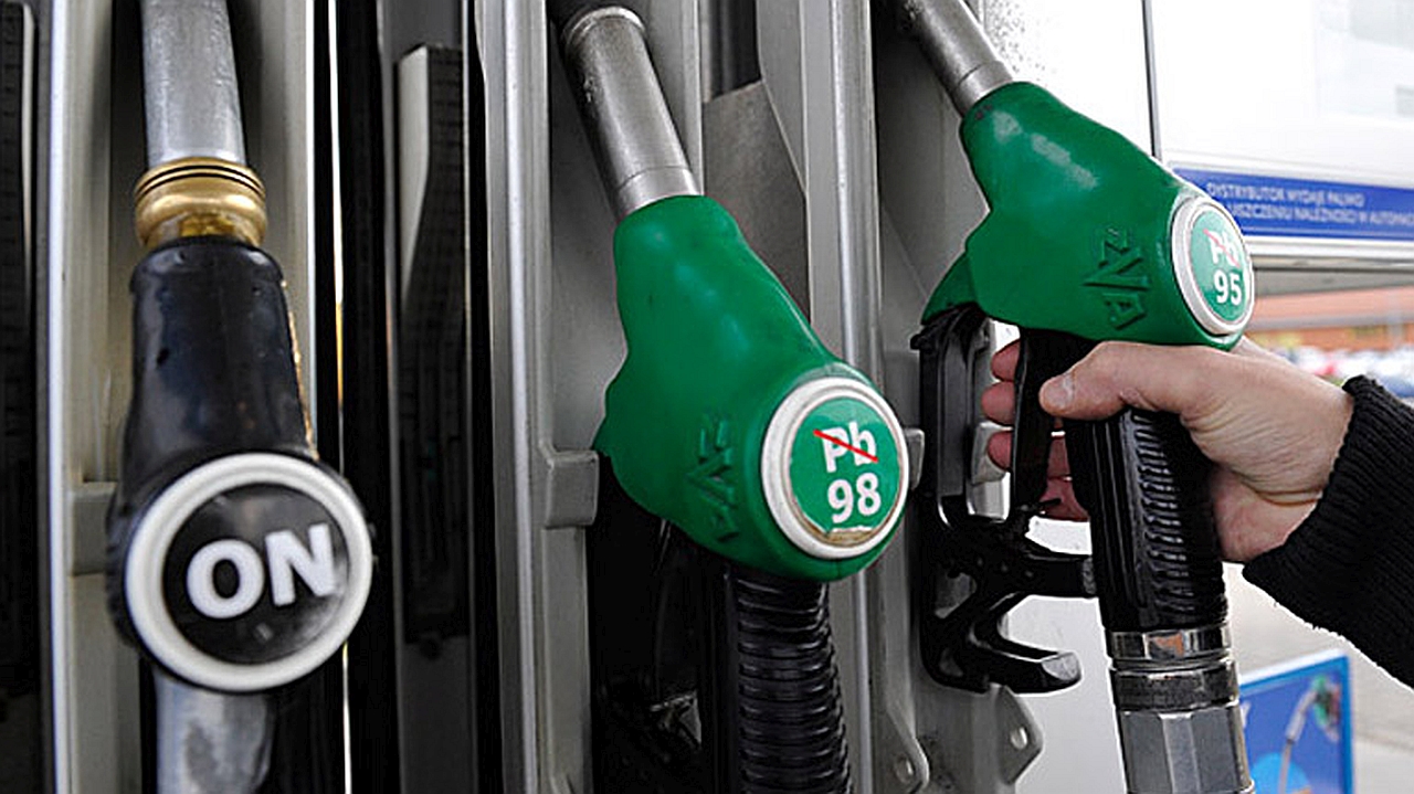 Odbarwiali olej opałowy i sprzedawali jako diesel. Cztery osoby odpowiedzą na zarzuty nielegalnej produkcji paliwa. Prokuratura Regionalna w Szczecinie zakończyła śledztwo i wysłała do gdańskiego sądu akt oskarżenia.