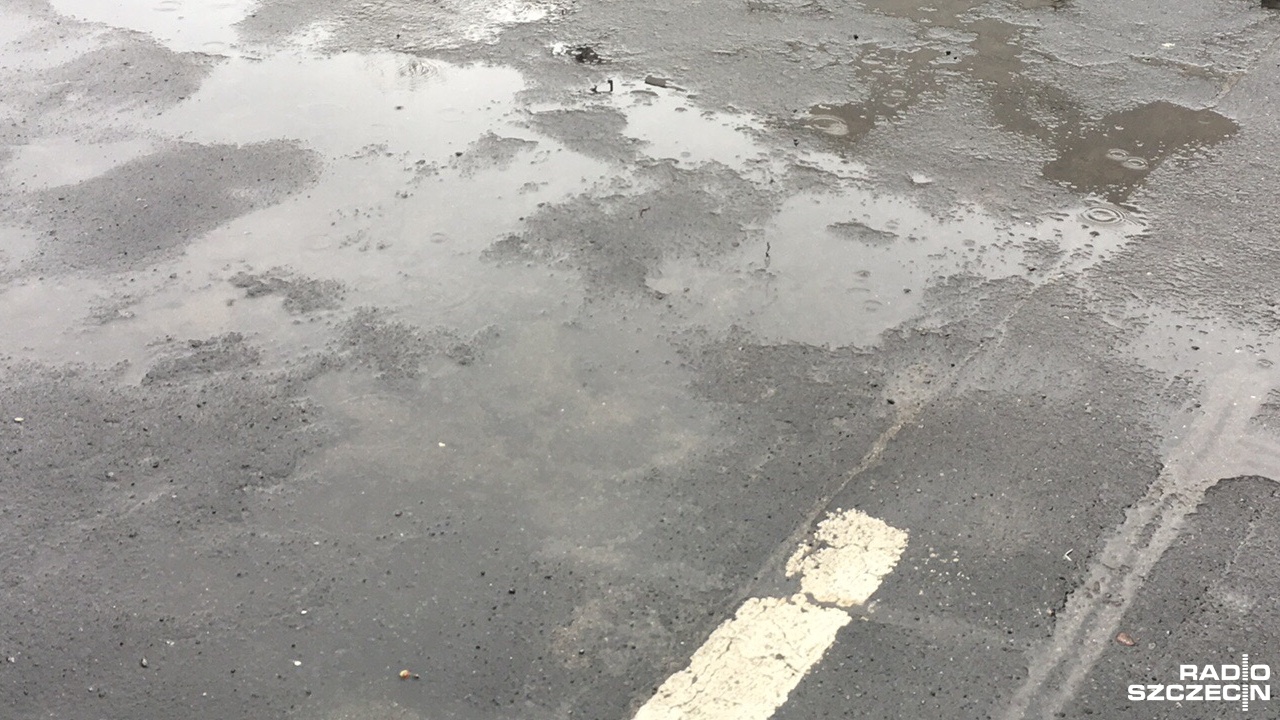 Nie ma problemów z przejazdem drogami regionu w poniedziałek. Główne trasy mają czarne i mokre nawierzchnie. Nie pracuje sprzęt zimowy.