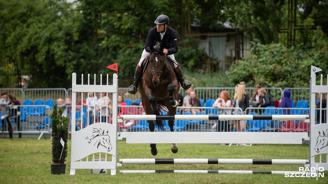 Ponad setka koni i jeźdźców rozpocznie w niedzielę drugi dzień zmagań w Szczecinie. Na stadionie przy ulicy Bandurskiego 35 trwa Sedina Horse Show, czyli zawody w skokach przez przeszkody.