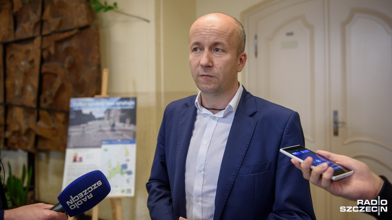 Albo namalujecie znaki dla rowerzystów na szczecińskim Moście Długim, albo namaluję je sam - informuje w interpelacji zirytowany Marek Duklanowski.