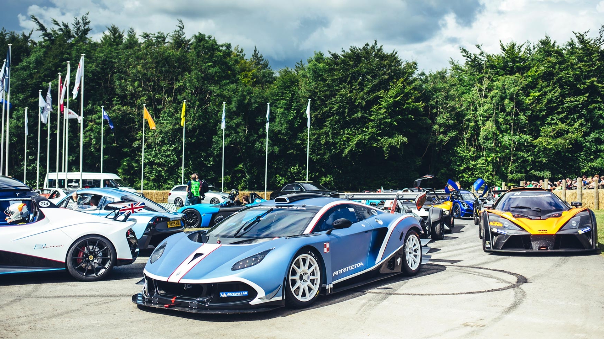 14 pawilonów wypełnionych samochodami, motocyklami, ciężarówkami i kamperami - w Poznaniu rozpoczyna się Motor Show.