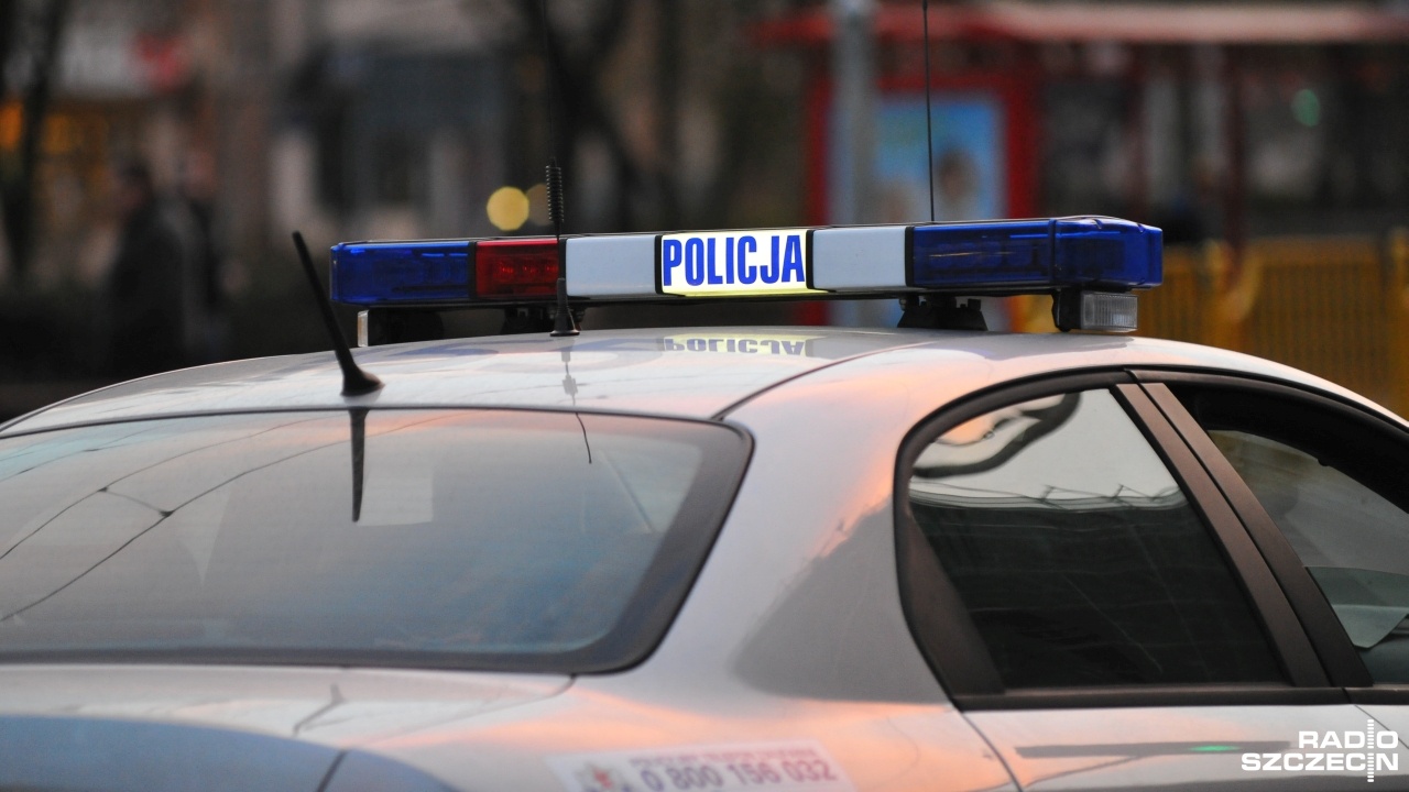 Tramwajowa jedynka i osobowy mercedes zderzyły się w alei Wojska Polskiego w pobliżu ulicy Gorkiego w Szczecinie. Do wypadku doszło w piątek przed godziną 16.