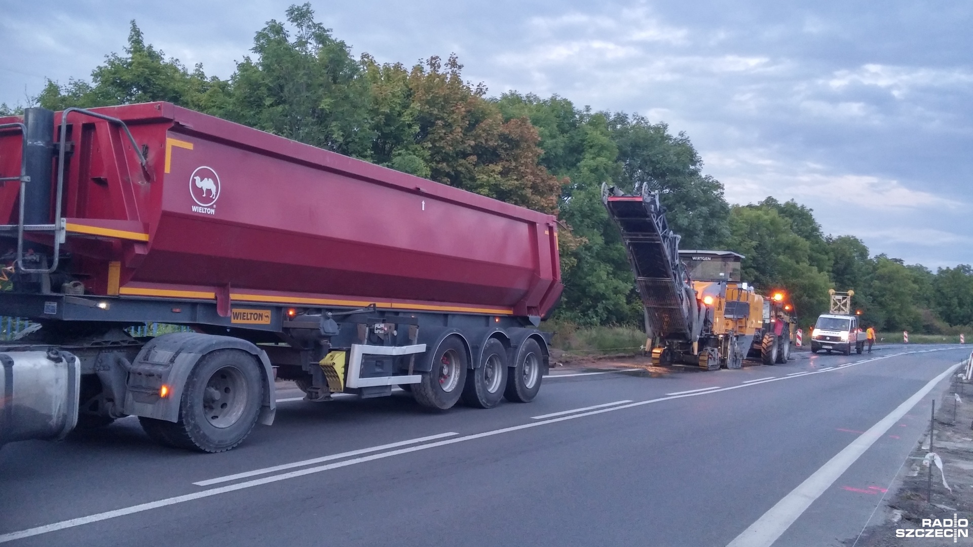 Drogowcy kładą tam nową nawierzchnię. Trzeba uważać - ostrzegał słuchacz Radia Szczecin.