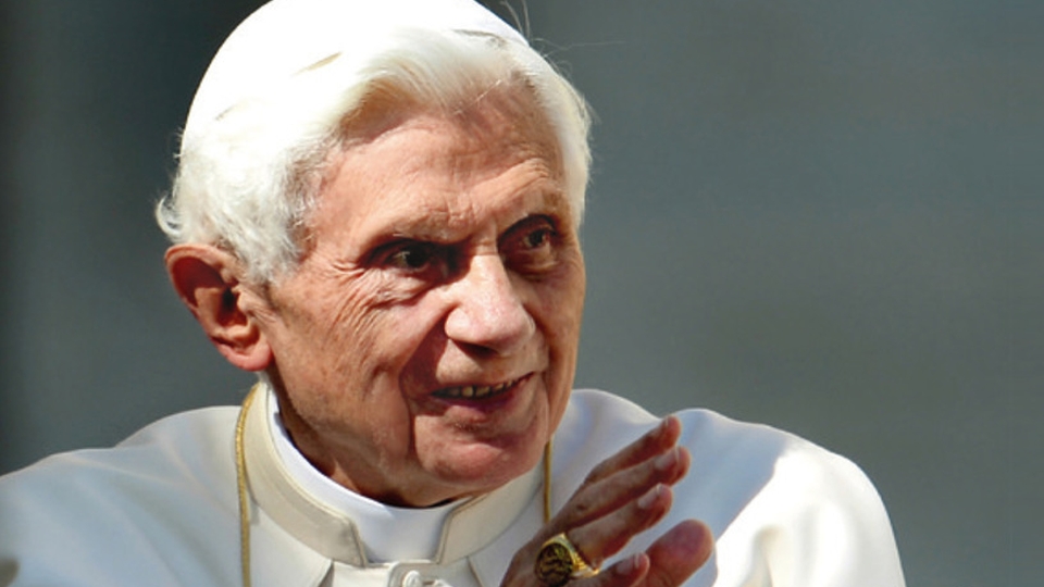 Watykan: stan Benedykta XVI pozostaje ciężki