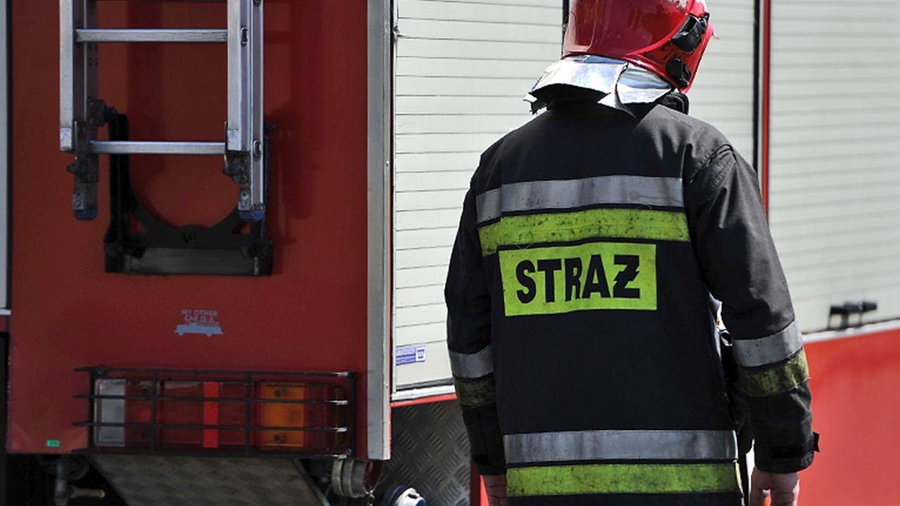 Strażaków i ratowników na miejsce wezwała żona mężczyzny, którego znaleziono nieprzytomnego w wannie.