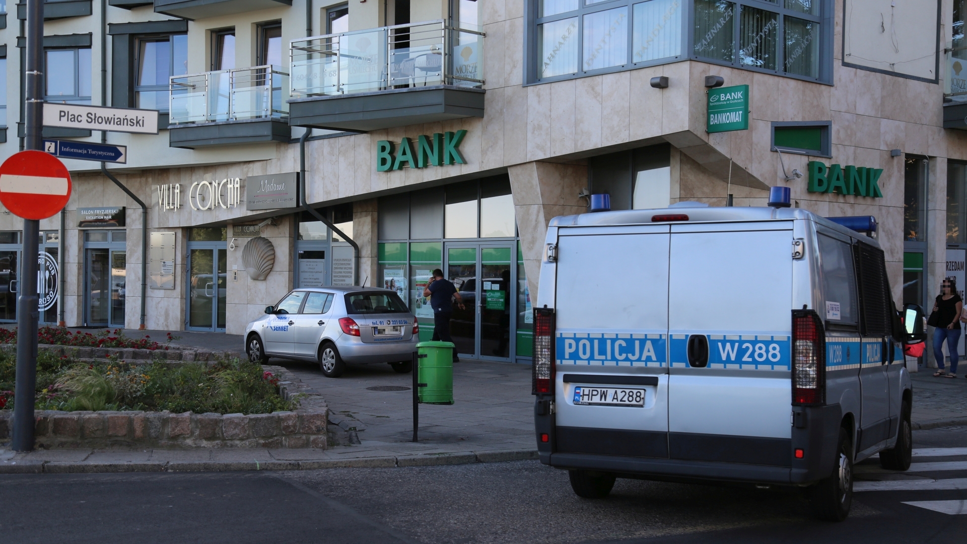 Szajkę oszustów podejrzanych o wrześniową kradzież z banku w Świnoujściu zatrzymali gdańscy policjanci - informuje portal swinoujskie.info.