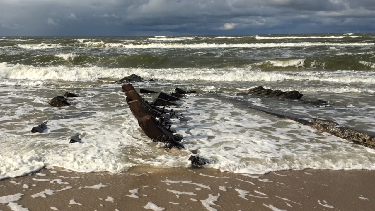 Żołnierze z garnizonu w Dziwnowie pomogą w wydobyciu XIX-wiecznego wraku łodzi z plaży w Międzywodziu.