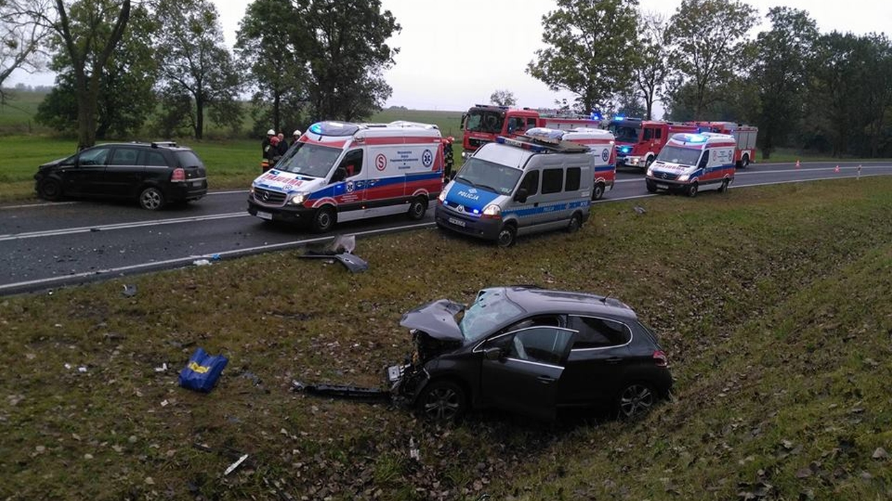 Kierowcy aut, które w niedzielę czołowo zderzyły się w okolicy miejscowości Łekno byli trzeźwi - poinformowała policja.