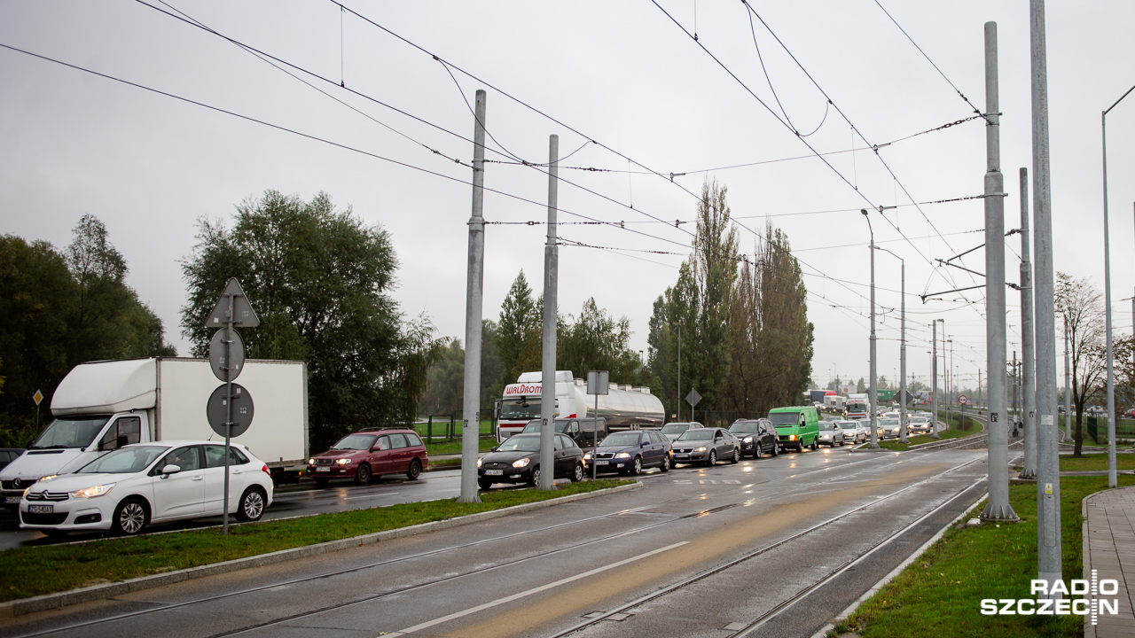 Sporo samochodów jedzie w kierunku centrum Szczecina, ale korków, które we wtorek rano sięgały Mostu Pionierów już nie ma. Przed czasem kończy się remont na Gdańskiej.