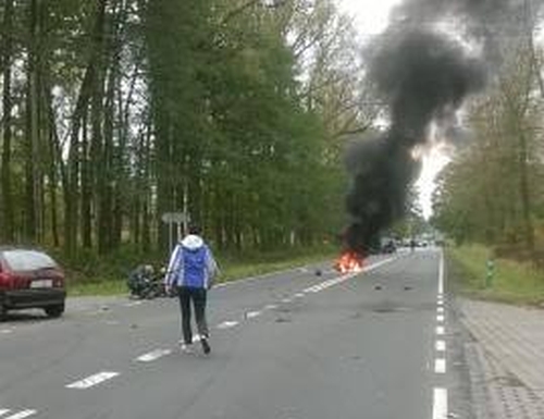 Krajowa szóstka w okolicy Płotów zablokowana, około 13.30 na wysokości miejscowości Słudwia skuter zderzył się z samochodem i stanął w płomieniach.