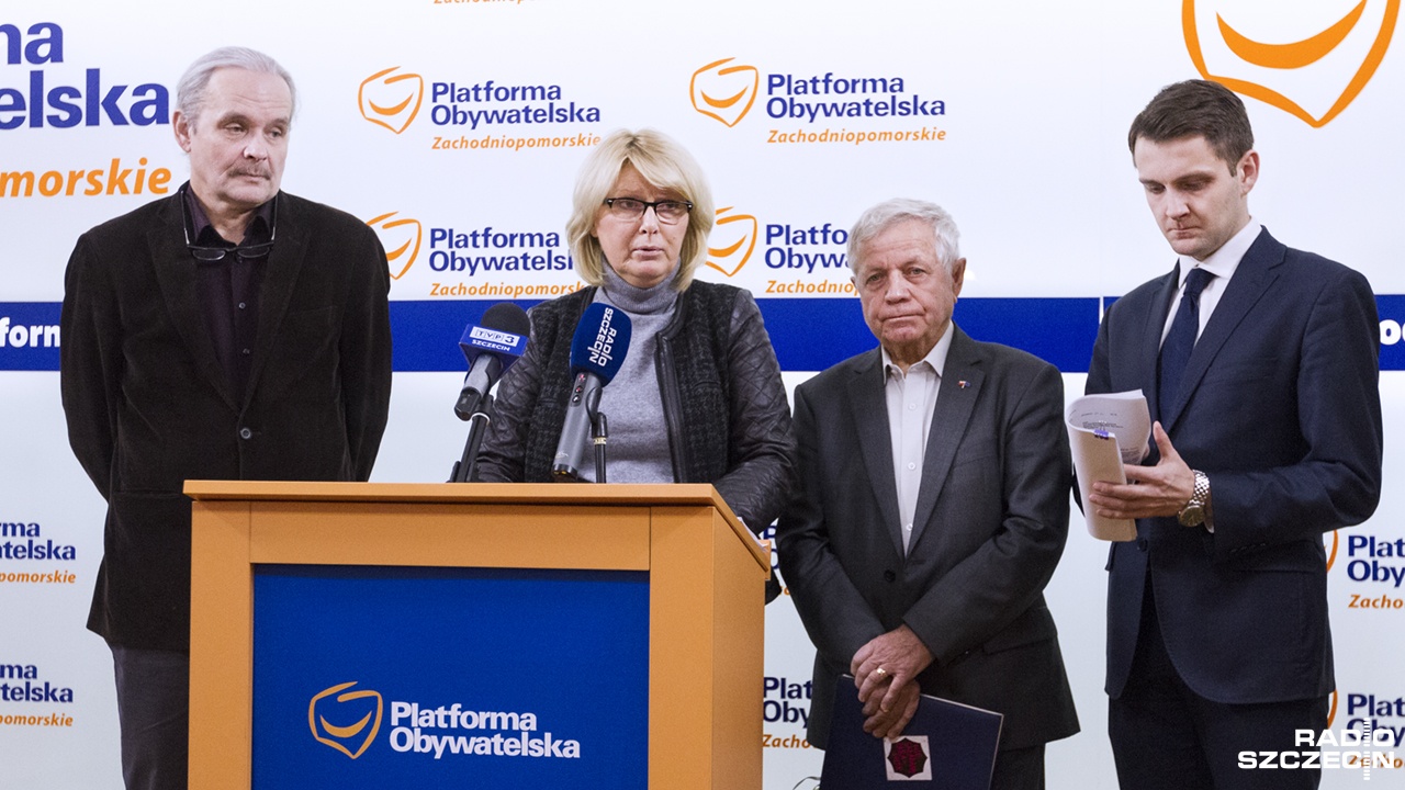 Jest z Platformą - ale nie jest z Platformą: czyli radny Wojciech Dorżynkiewicz, wykluczony z klubu PO w szczecińskiej radzie miasta zapewnia, że dalej z partią współpracuje - co więcej, deklaruje, że z list PO wystartuje w przyszłorocznych wyborach samorządowych.