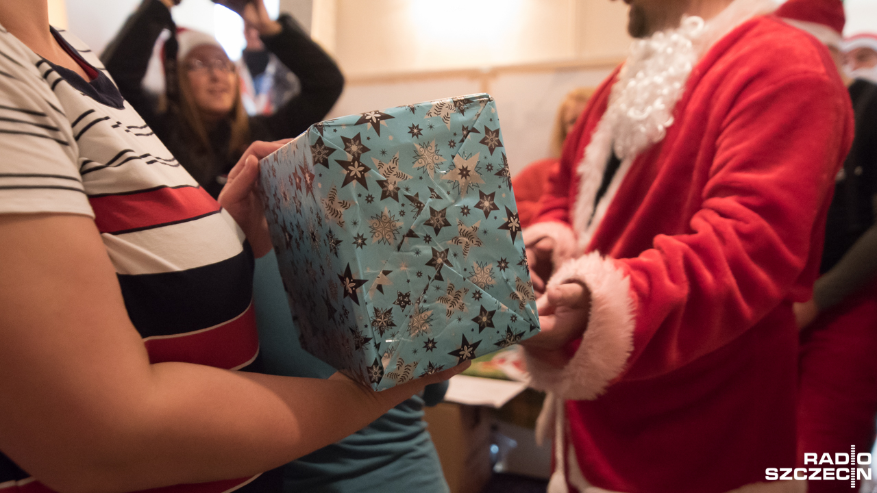 Szalik i sweter w znienawidzonym kolorze, za małe skarpety czy kolejny flakon perfum Jeśli dostaliście nietrafione prezenty, jest szansa że uda się je zwrócić lub wymienić.