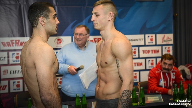 Pięściarze Polski i Rosji już po ceremonii ważenia i gotowi do sobotniego pojedynku w ramach bokserskiej ligi WSB. Fot. Jarosław Gaszyński [Radio Szczecin] Dziś spojrzeli sobie prosto w oczy. W sobotę skrzyżują rękawice [ZDJĘCIA]