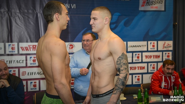 Pięściarze Polski i Rosji już po ceremonii ważenia i gotowi do sobotniego pojedynku w ramach bokserskiej ligi WSB. Fot. Jarosław Gaszyński [Radio Szczecin] Dziś spojrzeli sobie prosto w oczy. W sobotę skrzyżują rękawice [ZDJĘCIA]