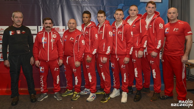 Pięściarze Polski i Rosji już po ceremonii ważenia i gotowi do sobotniego pojedynku w ramach bokserskiej ligi WSB. Fot. Jarosław Gaszyński [Radio Szczecin] Dziś spojrzeli sobie prosto w oczy. W sobotę skrzyżują rękawice [ZDJĘCIA]