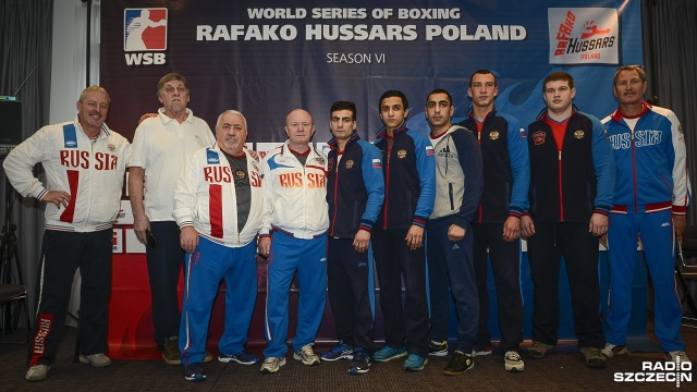 Pięściarze Polski i Rosji już po ceremonii ważenia i gotowi do sobotniego pojedynku w ramach bokserskiej ligi WSB. Fot. Jarosław Gaszyński [Radio Szczecin] Dziś spojrzeli sobie prosto w oczy. W sobotę skrzyżują rękawice [ZDJĘCIA]