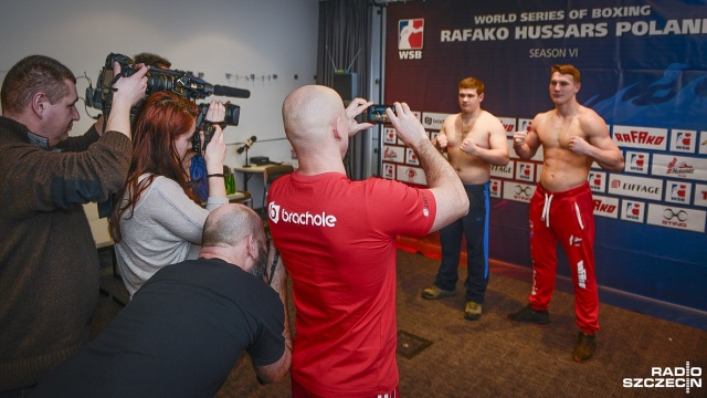 Pięściarze Polski i Rosji już po ceremonii ważenia i gotowi do sobotniego pojedynku w ramach bokserskiej ligi WSB. Fot. Jarosław Gaszyński [Radio Szczecin] Dziś spojrzeli sobie prosto w oczy. W sobotę skrzyżują rękawice [ZDJĘCIA]