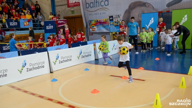 Skoki, biegi, rzuty piłką i przede wszystkim wspaniała zabawa. Przedszkolaki miały w sobotę sportowe święto. Fot. Jarosław Gaszyński [Radio Szczecin] Sportowcy szczecińskich drużyn świętowali z przedszkolakami [WIDEO, ZDJĘCIA]