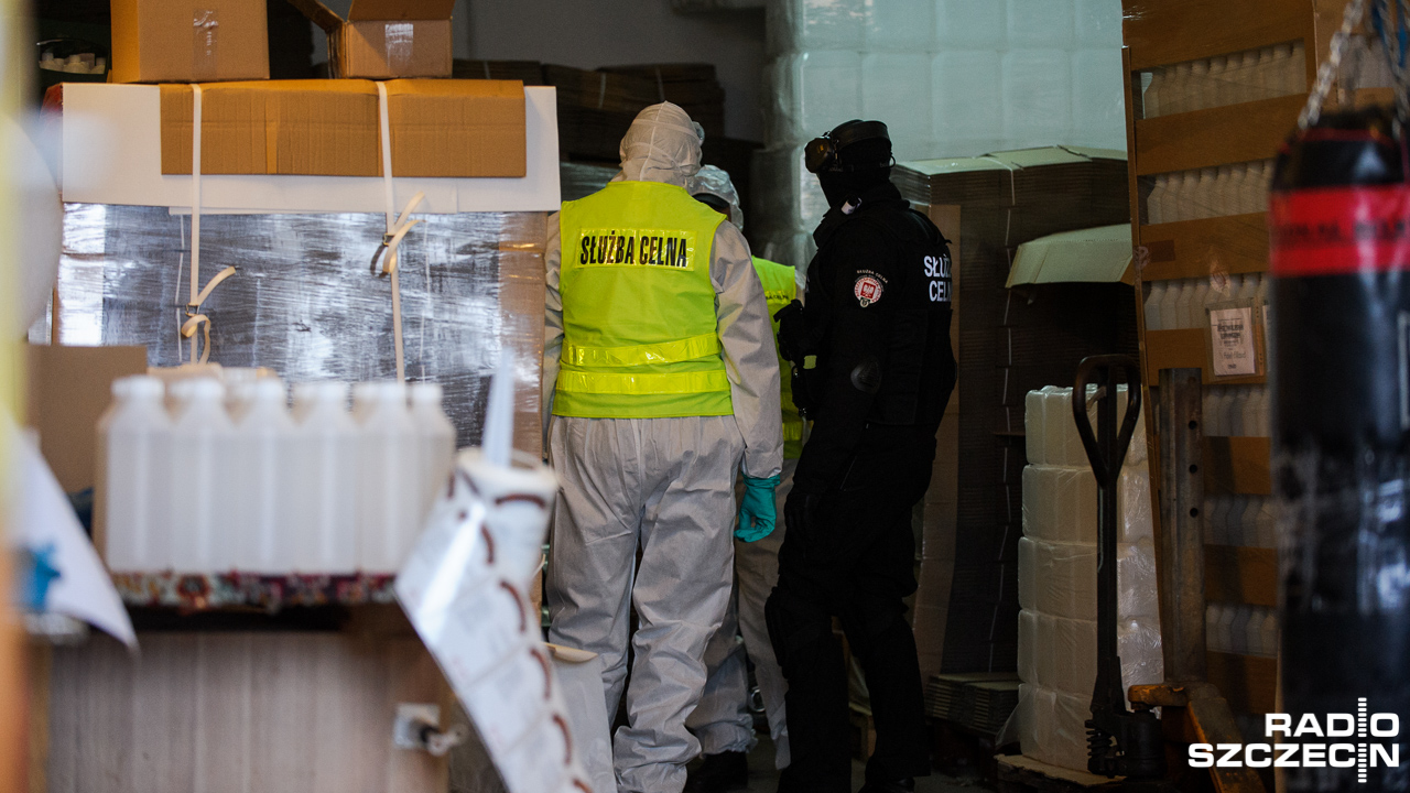 To była skoordynowana akcja Izby Celnej i holenderskiej policji. Funkcjonariusze w kilku magazynach zatrzymali ok. 30 ton substancji, która miała służyć do produkcji tzw. pigułek gwałtu.