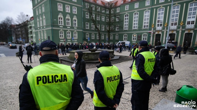 Demonstracja kibiców Pogoni pod Urzędem Miasta w sprawie stadionu w Szczecinie. Fot. Konrad Nowak [Radio Szczecin] Zbigniew Boniek: Prezydent Krzystek jest twardy. Trzeba go przekonać argumentami [WIDEO, DUŻO ZDJĘĆ]