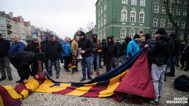 Demonstracja kibiców Pogoni pod Urzędem Miasta w sprawie stadionu w Szczecinie. Fot. Konrad Nowak [Radio Szczecin] Zbigniew Boniek: Prezydent Krzystek jest twardy. Trzeba go przekonać argumentami [WIDEO, DUŻO ZDJĘĆ]