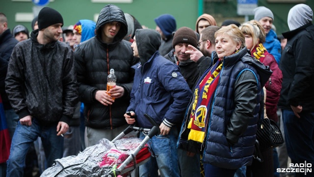 Demonstracja kibiców Pogoni pod Urzędem Miasta w sprawie stadionu w Szczecinie. Fot. Konrad Nowak [Radio Szczecin] Zbigniew Boniek: Prezydent Krzystek jest twardy. Trzeba go przekonać argumentami [WIDEO, DUŻO ZDJĘĆ]