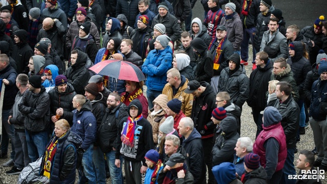 Demonstracja kibiców Pogoni pod Urzędem Miasta w sprawie stadionu w Szczecinie. Fot. Konrad Nowak [Radio Szczecin] Zbigniew Boniek: Prezydent Krzystek jest twardy. Trzeba go przekonać argumentami [WIDEO, DUŻO ZDJĘĆ]