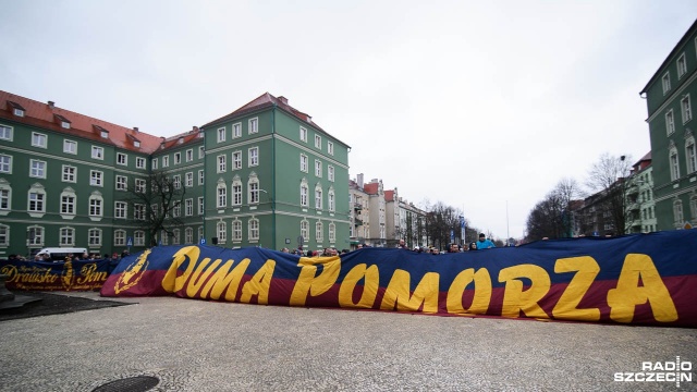 Demonstracja kibiców Pogoni pod Urzędem Miasta w sprawie stadionu w Szczecinie. Fot. Konrad Nowak [Radio Szczecin] Zbigniew Boniek: Prezydent Krzystek jest twardy. Trzeba go przekonać argumentami [WIDEO, DUŻO ZDJĘĆ]