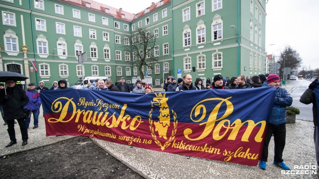 Demonstracja kibiców Pogoni pod Urzędem Miasta w sprawie stadionu w Szczecinie. Fot. Konrad Nowak [Radio Szczecin] Zbigniew Boniek: Prezydent Krzystek jest twardy. Trzeba go przekonać argumentami [WIDEO, DUŻO ZDJĘĆ]