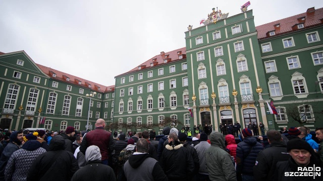 Demonstracja kibiców Pogoni pod Urzędem Miasta w sprawie stadionu w Szczecinie. Fot. Konrad Nowak [Radio Szczecin] Zbigniew Boniek: Prezydent Krzystek jest twardy. Trzeba go przekonać argumentami [WIDEO, DUŻO ZDJĘĆ]