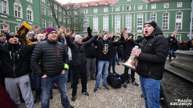 Demonstracja kibiców Pogoni pod Urzędem Miasta w sprawie stadionu w Szczecinie. Fot. Konrad Nowak [Radio Szczecin] Zbigniew Boniek: Prezydent Krzystek jest twardy. Trzeba go przekonać argumentami [WIDEO, DUŻO ZDJĘĆ]