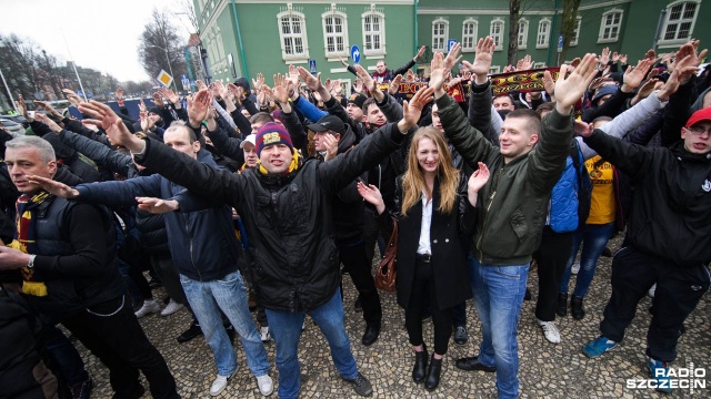 Demonstracja kibiców Pogoni pod Urzędem Miasta w sprawie stadionu w Szczecinie. Fot. Konrad Nowak [Radio Szczecin] Zbigniew Boniek: Prezydent Krzystek jest twardy. Trzeba go przekonać argumentami [WIDEO, DUŻO ZDJĘĆ]