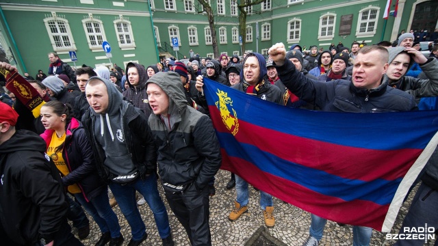 Demonstracja kibiców Pogoni pod Urzędem Miasta w sprawie stadionu w Szczecinie. Fot. Konrad Nowak [Radio Szczecin] Zbigniew Boniek: Prezydent Krzystek jest twardy. Trzeba go przekonać argumentami [WIDEO, DUŻO ZDJĘĆ]