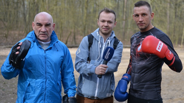 Edward Król, red. Kamil Nieradka i Tomasz Król. Fot. Łukasz Szełemej [Radio Szczecin] Tomasz Król już trenuje przed galą [ZDJĘCIA]