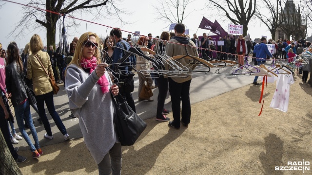 Manifestacja przeciwko ustawie antyaborcyjnej przed Zachodniopomorskim Urzędem Wojewódzkim. Fot. Jarosław Gaszyński [Radio Szczecin] Protest przeciwko ustawie antyaborcyjnej [WIDEO, ZDJĘCIA]