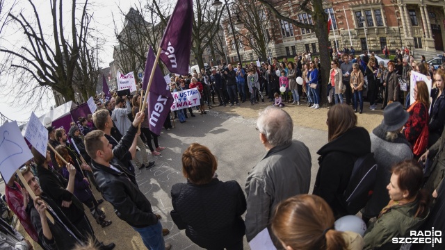 Manifestacja przeciwko ustawie antyaborcyjnej przed Zachodniopomorskim Urzędem Wojewódzkim. Fot. Jarosław Gaszyński [Radio Szczecin] Protest przeciwko ustawie antyaborcyjnej [WIDEO, ZDJĘCIA]