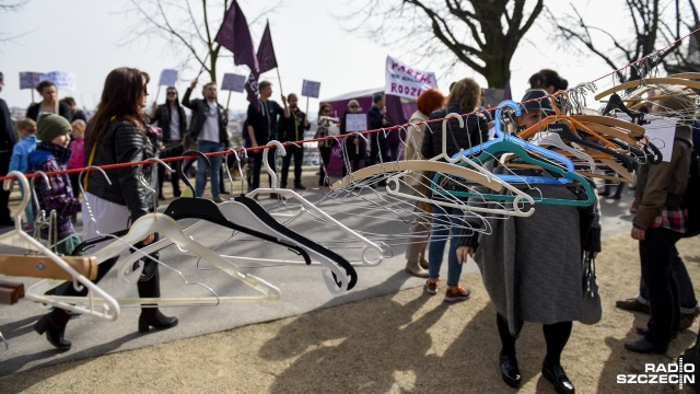 Manifestacja przeciwko ustawie antyaborcyjnej przed Zachodniopomorskim Urzędem Wojewódzkim. Fot. Jarosław Gaszyński [Radio Szczecin] Protest przeciwko ustawie antyaborcyjnej [WIDEO, ZDJĘCIA]