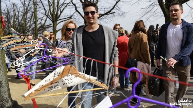 Manifestacja przeciwko ustawie antyaborcyjnej przed Zachodniopomorskim Urzędem Wojewódzkim. Fot. Jarosław Gaszyński [Radio Szczecin] Protest przeciwko ustawie antyaborcyjnej [WIDEO, ZDJĘCIA]