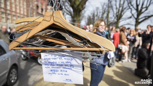 Manifestacja przeciwko ustawie antyaborcyjnej przed Zachodniopomorskim Urzędem Wojewódzkim. Fot. Jarosław Gaszyński [Radio Szczecin] Protest przeciwko ustawie antyaborcyjnej [WIDEO, ZDJĘCIA]