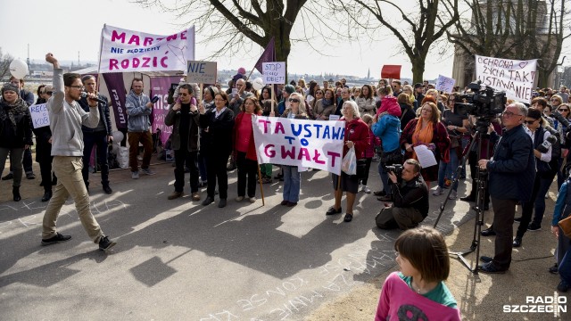 Manifestacja przeciwko ustawie antyaborcyjnej przed Zachodniopomorskim Urzędem Wojewódzkim. Fot. Jarosław Gaszyński [Radio Szczecin] Protest przeciwko ustawie antyaborcyjnej [WIDEO, ZDJĘCIA]