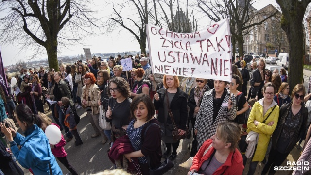 Manifestacja przeciwko ustawie antyaborcyjnej przed Zachodniopomorskim Urzędem Wojewódzkim. Fot. Jarosław Gaszyński [Radio Szczecin] Protest przeciwko ustawie antyaborcyjnej [WIDEO, ZDJĘCIA]