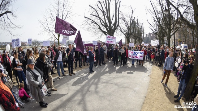 Manifestacja przeciwko ustawie antyaborcyjnej przed Zachodniopomorskim Urzędem Wojewódzkim. Fot. Jarosław Gaszyński [Radio Szczecin] Protest przeciwko ustawie antyaborcyjnej [WIDEO, ZDJĘCIA]